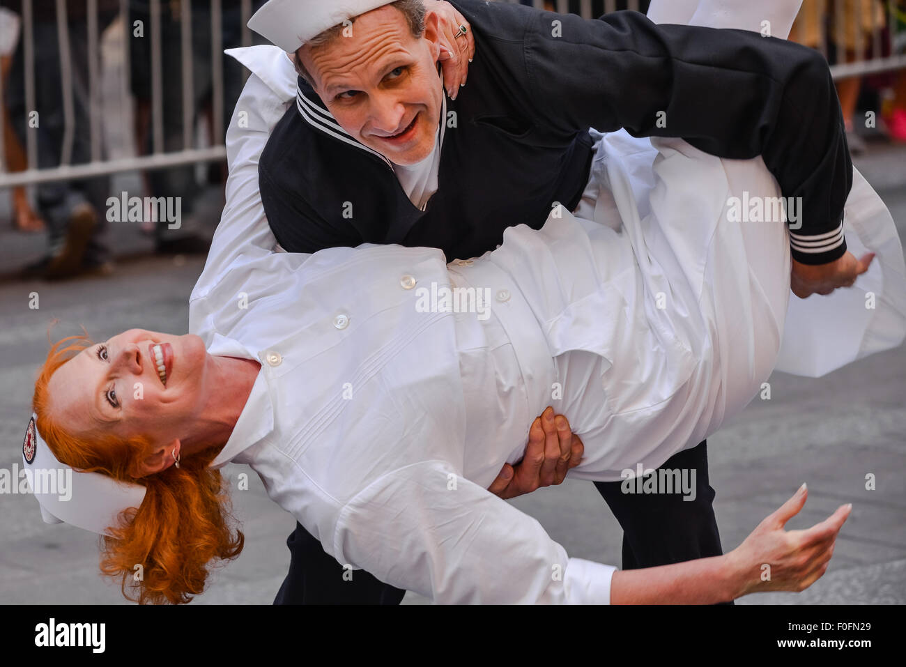 New York, Vereinigte Staaten von Amerika. 14. August 2015. Zwei Tänzerinnen verkleidet als Matrose und Krankenschwester in Eisenstaedt ikonische Foto Tanz vor dem Start des Times Square-Kuss-ins. Anlässlich des 70. Jahrestages der Kapitulation der japanischen endenden WWII gehostet Times Square Alliance und "Spirit of 45," ein WWII legacy Organisation, einen Kuss-in mit der Öffentlichkeit eingeladen, die Segler und Krankenschwester auf Alfred Eisenstaedts berühmten Foto imitieren. Bildnachweis: Albin Lohr-Jones/Pacific Press/Alamy Live-Nachrichten Stockfoto