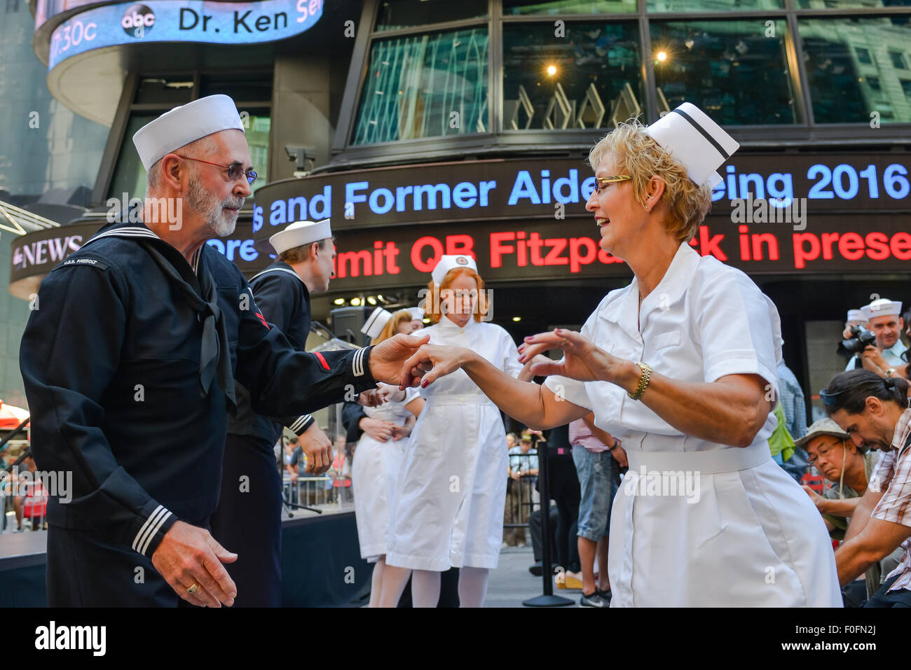 New York, Vereinigte Staaten von Amerika. 14. August 2015. Tänzer verkleidet als Matrose und Krankenschwester in Eisenstaedt Foto ein Zeitraum Tanzstück vor Beginn der Veranstaltung durchführen. Anlässlich des 70. Jahrestages der Kapitulation der japanischen endenden WWII gehostet Times Square Alliance und "Spirit of 45," ein WWII legacy Organisation, einen Kuss-in mit der Öffentlichkeit eingeladen, die Segler und Krankenschwester auf Alfred Eisenstaedts berühmten Foto imitieren. Bildnachweis: Albin Lohr-Jones/Pacific Press/Alamy Live-Nachrichten Stockfoto