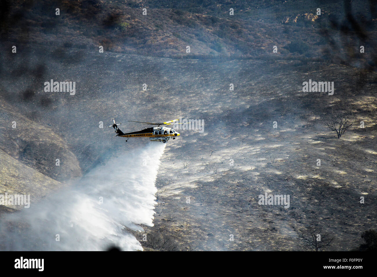 Simi Valley, Kalifornien, USA. 14. August 2015. L.A. County Fire Hubschrauber hilft bei der Eindämmung der rustikalen Feuer in Simi Valley, CA am 14. August 2015 Credit: Priya Arulmani/Alamy Live News Stockfoto
