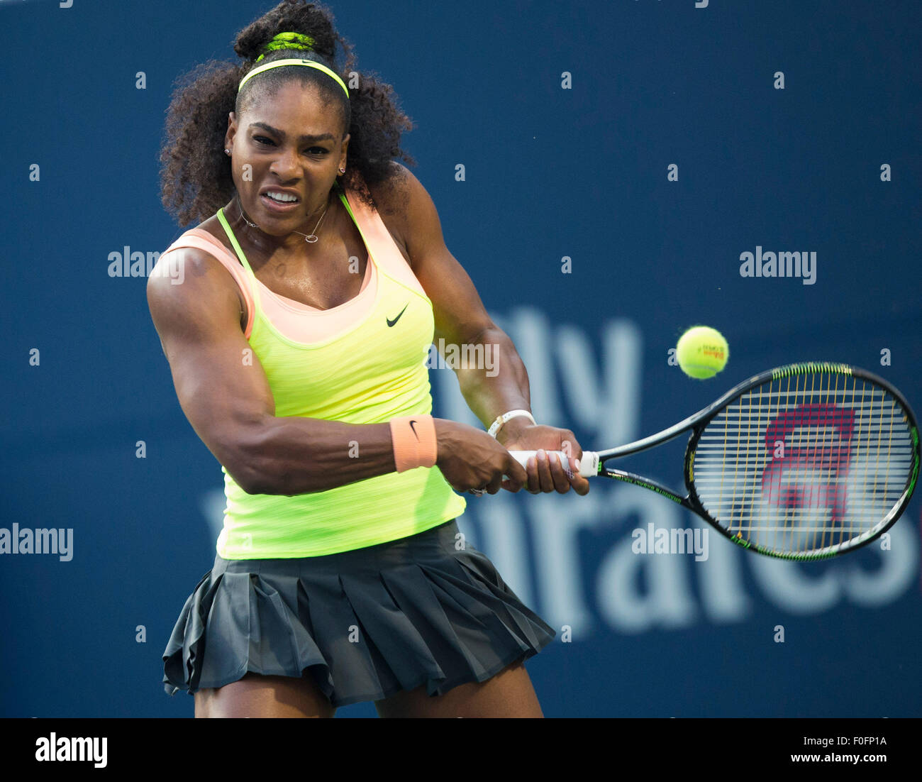 (150815)--TORONTO, Aug. 15, 2015(Xinhua)--Serena Williams aus den Vereinigten Staaten kehrt den Ball zu Roberta Vinci Italiens während das Viertelfinalspiel der Dameneinzel am 2015 Rogers Cup in Toronto, Kanada, 14. August 2015. Serena Williams gewann 2: 0. (Xinhua/Zou Zheng) Stockfoto