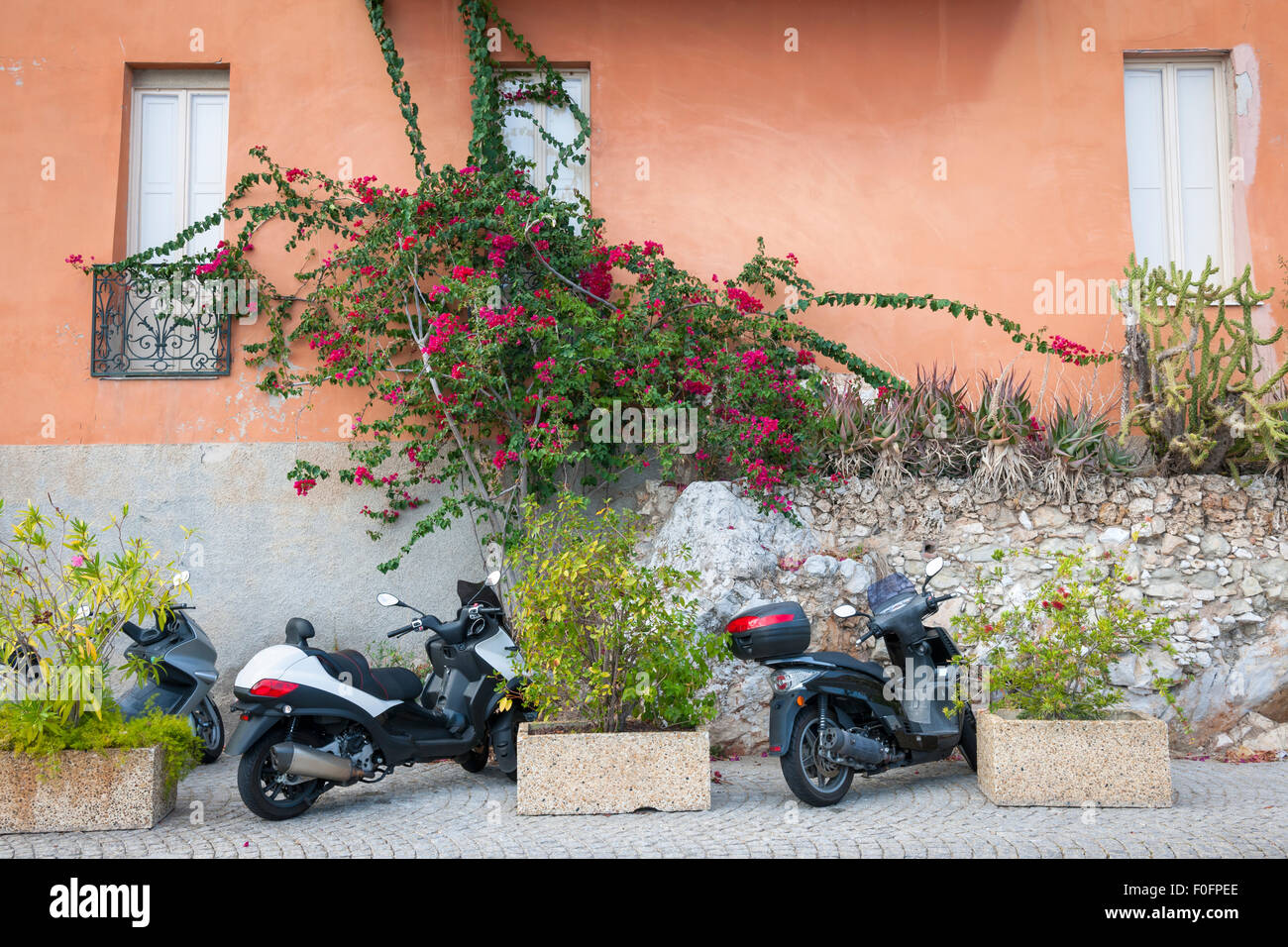 Roller geparkt und blühende Bougainvillea auf Altstadt Straße in Villefranche-Sur-Mer an der Côte d ' Azur, Frankreich. Stockfoto