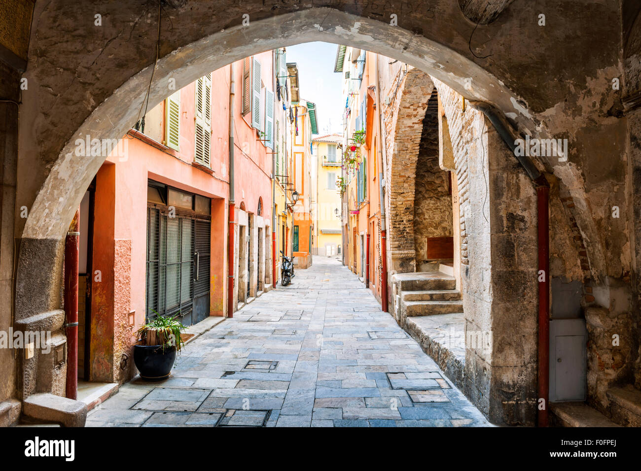 Schmale gepflasterte Straße mit bunten Gebäuden angezeigt Obwohl Stein in der mittelalterlichen Stadt Villefranche-Sur-Mer auf Französisch Rivie Bogen Stockfoto