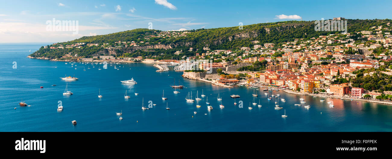 Panorama Luftaufnahme der französischen Riviera am Hafen von Villefranche-Sur-Mer und Cap de Nice mit Freizeitbooten verankert bei Med. Stockfoto