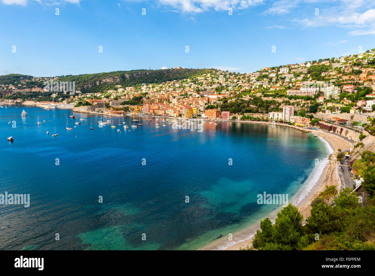 Luftaufnahme der malerischen Côte d ' Azur-Mittelmeer-Küste mit mittelalterlichen Stadt Villefranche-Sur-Mer, sandigen Strand und Freizeit b Stockfoto