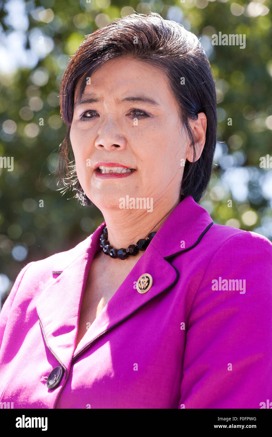 US-Kongressabgeordnete Judy Chu (D -CA) warten mit Bundesvertrag Arbeiter in den Streik, sprechen anspruchsvolle $15 Mindestlohn Stockfoto