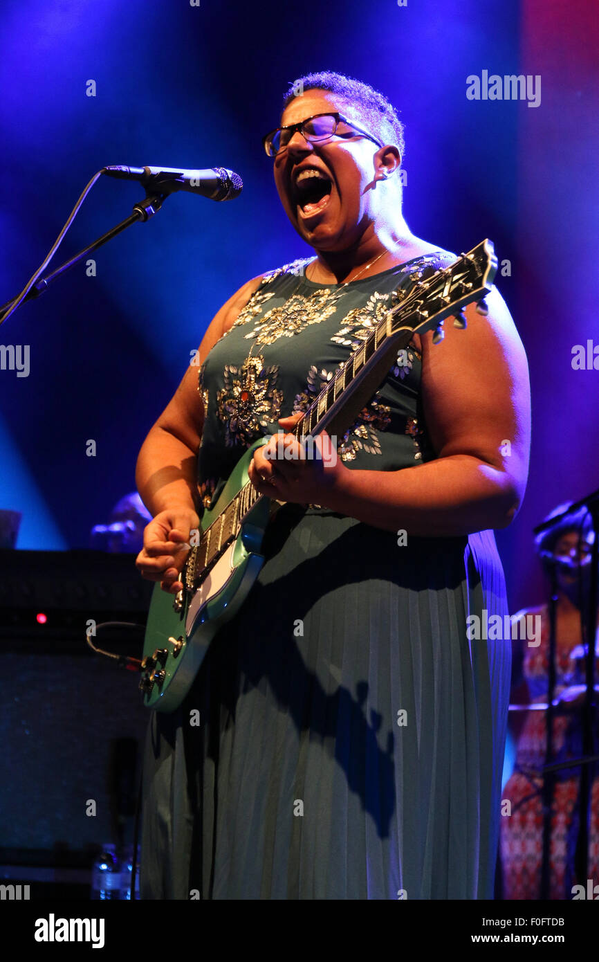 Santa Barbara, Kalifornien USA 14. August 2015 Brittany Howard von Alabama Shakes führt an der Santa Barbara Bowl. Bildnachweis: Lisa Werner/Alamy Live-Nachrichten Stockfoto