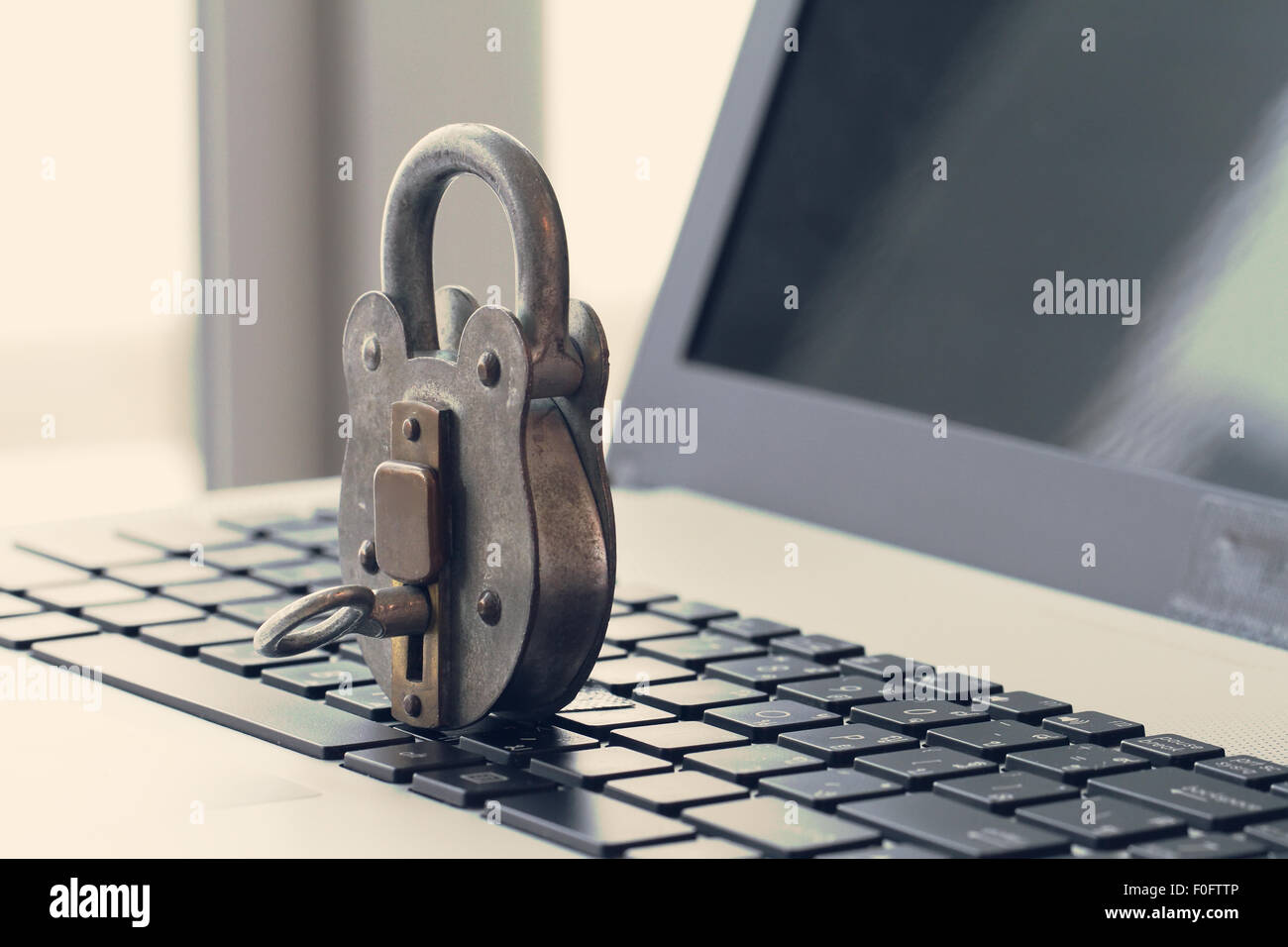 Internet Security Konzept alte Schloss und Schlüssel auf Laptop-Computer-Tastatur Stockfoto