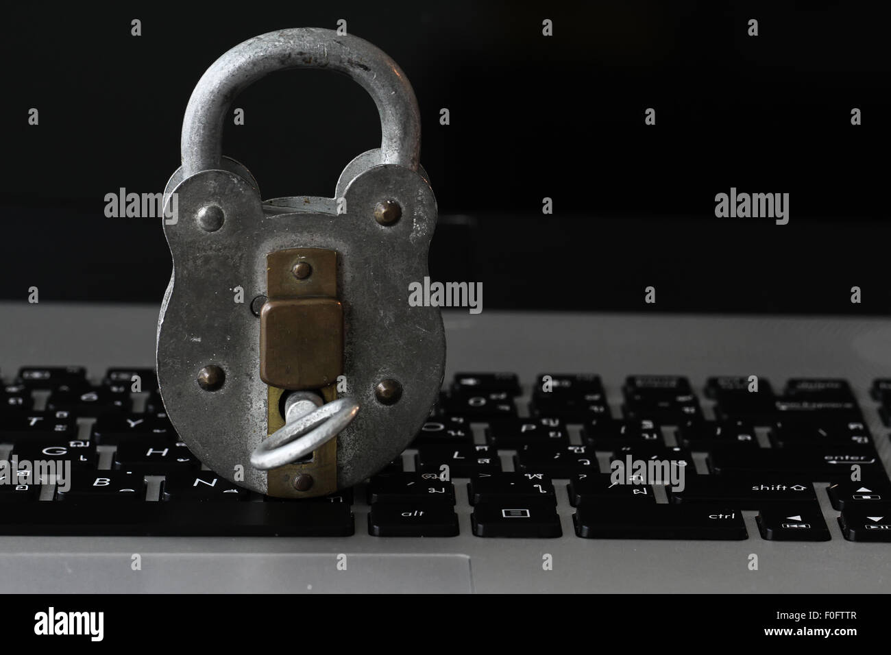 Internet Security Konzept alte Schloss und Schlüssel auf Laptop-Computer-Tastatur Stockfoto