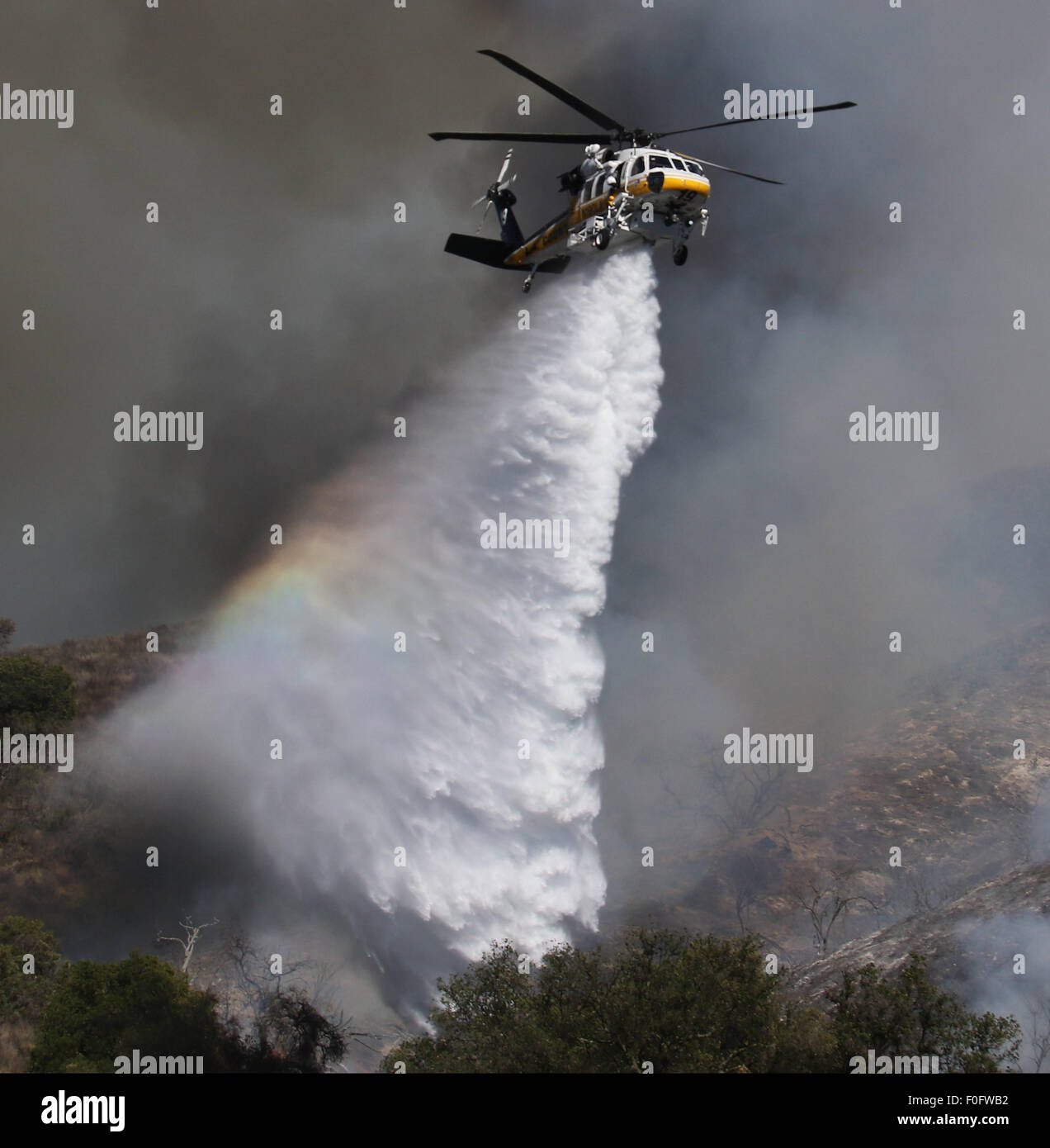 Simi Valley ca. 14. August 2015. Feuerwehrleute kämpfen ein 180 Hektar große Buschfeuer im Bereich Holz-Ranch von Simi Valley Freitagnachmittag. Feuerwehrleute aus Ventura, LA County FD und Cal-Feuer kämpfen das Feuer aus dem Boden und Luft mit Hubschraubern und Tankflugzeuge. Keine Häuser Schäden und ihrer Ursachen wird untersucht. Foto von gen Blevins/LA DailyNews Credit: Gene Blevins/ZUMA Draht/Alamy Live-Nachrichten Stockfoto