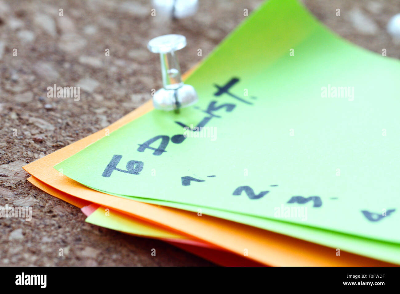 Nahaufnahme, PIN und Wort auf Zettel mit Pinnwand als Konzept Aufgabenliste Stockfoto
