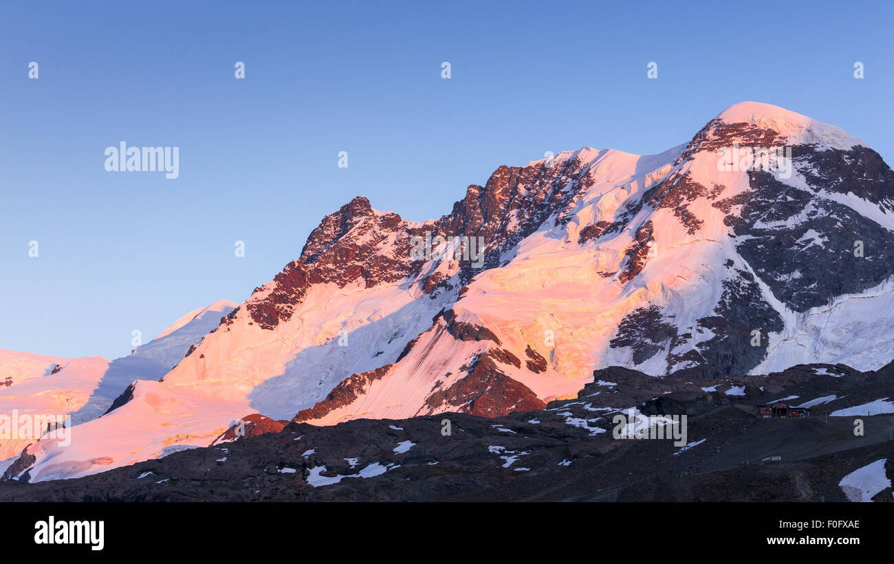 Alpenglow bei Sonnenuntergang auf Monte Rosa. Breithorn Berggipfel. Blick aus der Schweiz. Alpen. Europa. Stockfoto