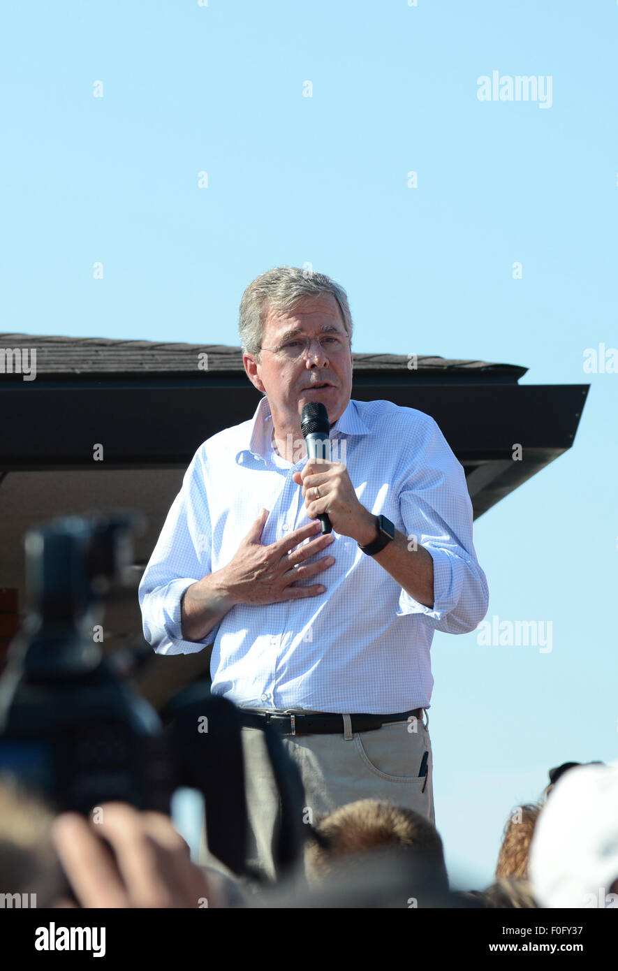 Des Moines, USA. 14. August 2015. Republikanische US-Präsidentschaftskandidat Jeb Bush spricht mit Anhänger an der Iowa State Fair in Des Moines, USA, 14. August 2015. Republikanische US-Präsidentschaftskandidat Jeb Bush am Freitag kritisiert die Obama-Administration für das dysfunktionale politische System Verpfändung wiederherzustellenden Überparteilichkeit in Washington, um Dinge zu erledigen. Bildnachweis: Zheng Qihang/Xinhua/Alamy Live-Nachrichten Stockfoto