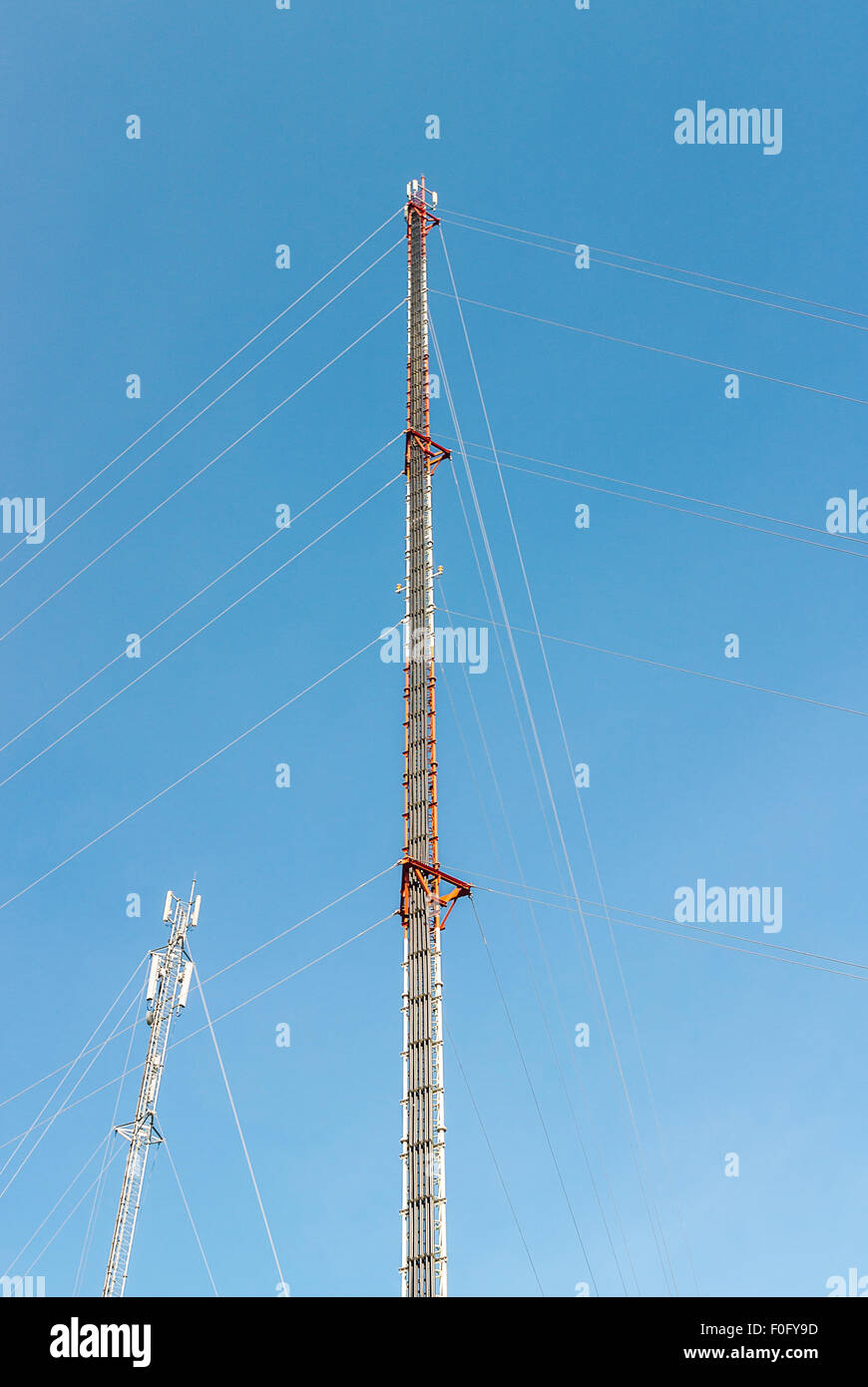 Radio Antenne und Satellit Fernmeldeturm mit blauem Himmel Stockfoto