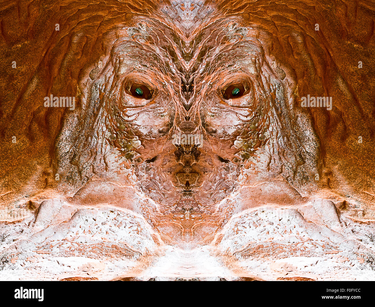 Alien Gesicht an der Wand aus Sandstein. Stockfoto