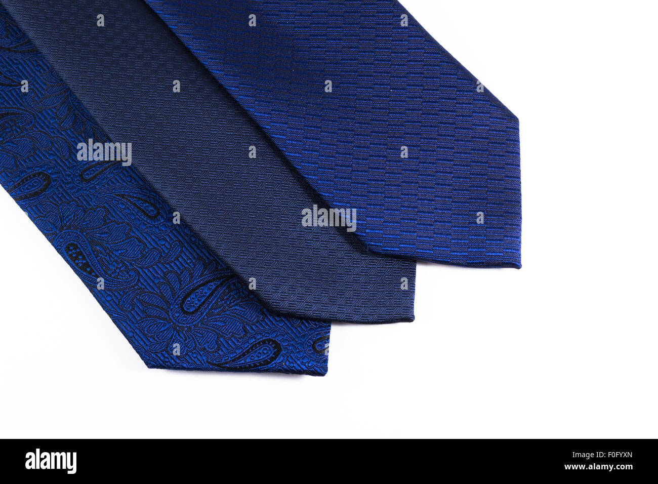 Drei blaue Krawatten aus Seide in einer Reihe, die Zugehörigkeit zu einem modernen Business-Mann auf einem weißen Hintergrund Stockfoto