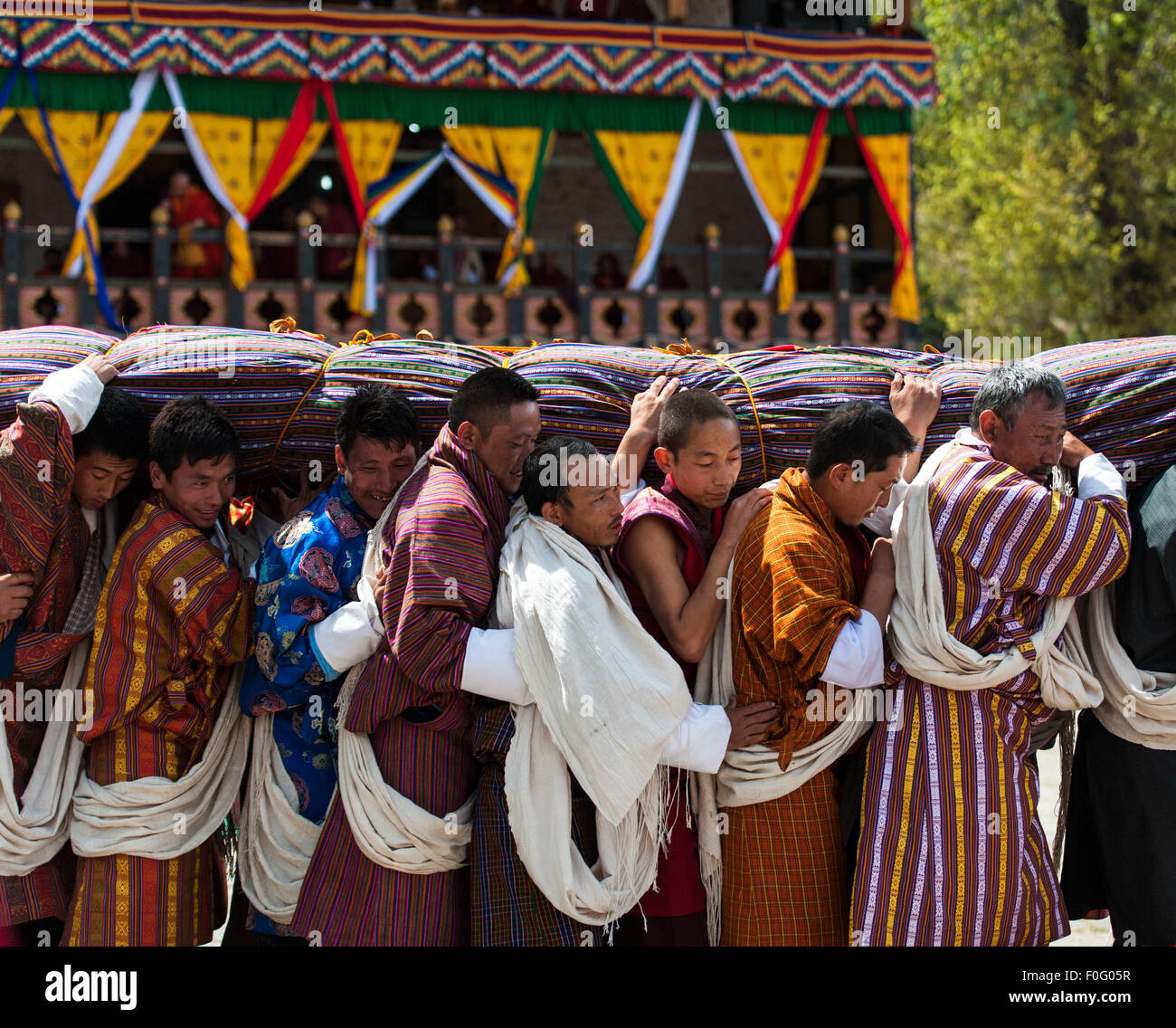 Anhänger Thongdroel (Thangka) auf ihren Schultern tragen, während der feierlichen Prozession religiöses Fest Paro Bhutan Stockfoto