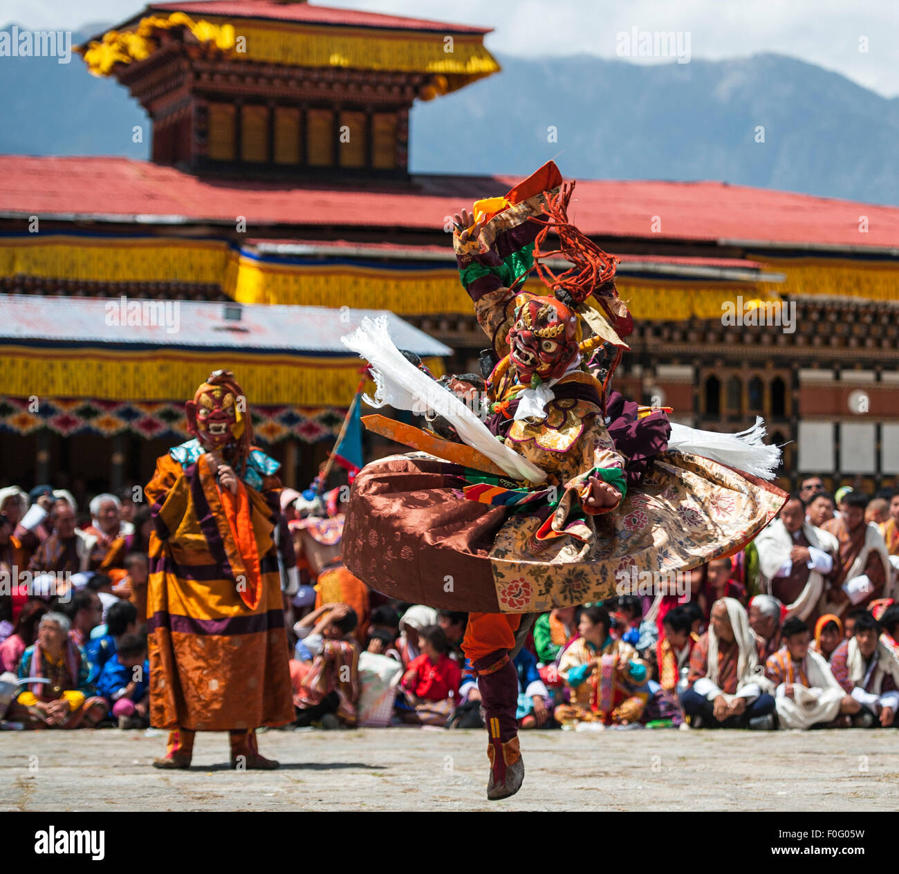 Tanz der furchterregenden Gottheiten (Tungam) mit Zuschauern im Hintergrund religiöses Fest Paro Bhutan Stockfoto