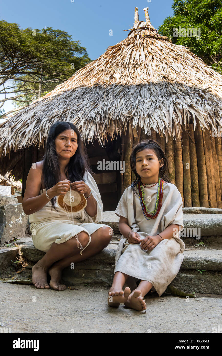 Kogi oder Cogui Mutter mit jungen Mädchen durch ihre Strohdach-Hütte Tayrona National Park-Santa Marta-Kolumbien Stockfoto