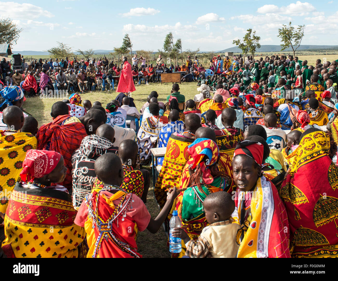 Maasai Leute versammeln, um den Bau des neuen Zäune rund um das Olesere Grundschule Olesere Dorf Kenia feiern Stockfoto