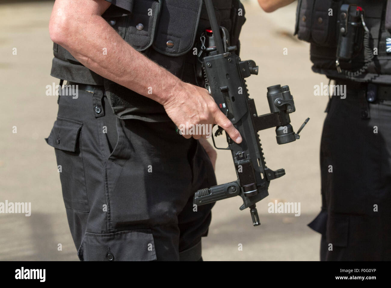 Westminster, London, UK. 15. August 2015. Starker Polizeipräsenz in Whitehall als Königin und Mitglieder der königlichen Familie markieren eine Reihe von Veranstaltungen anlässlich des 70. Jahrestags des VJ Tag Credit: Amer Ghazzal/Alamy Live-Nachrichten Stockfoto