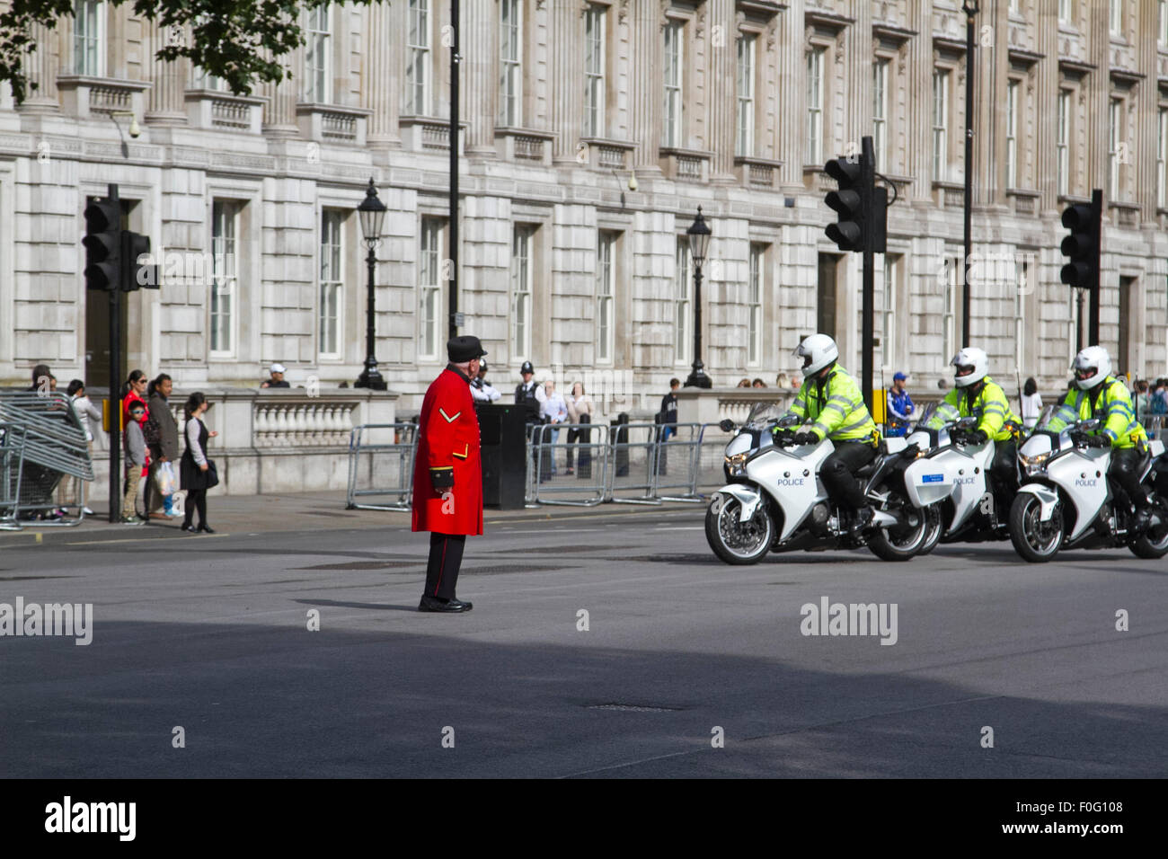 Westminster, London, UK. 15. August 2015. Chelsea Rentner in Whitehall. Starker Polizeipräsenz in Whitehall als Königin und Mitglieder der königlichen Familie markieren eine Reihe von Veranstaltungen anlässlich des 70. Jahrestags des VJ Tag Credit: Amer Ghazzal/Alamy Live-Nachrichten Stockfoto