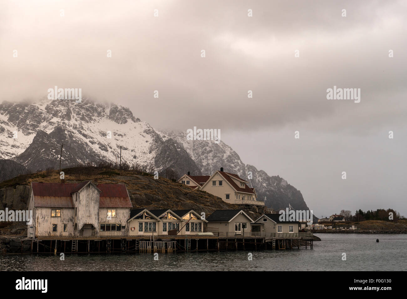 Traditionelle Fischer Häuser mit Bergen im Hintergrund Lofoten Inseln Norwegen Stockfoto