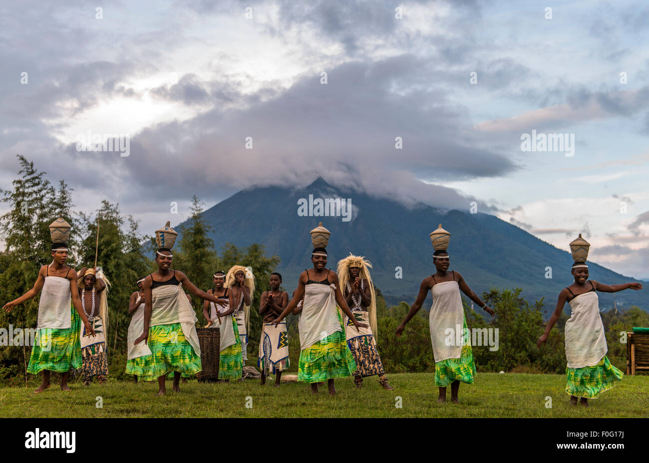 Lokalen Tänzerinnen einen traditionellen Tanz mit Virunga Berge im Hintergrund Volcanoes National Park Ruanda Afrika Stockfoto
