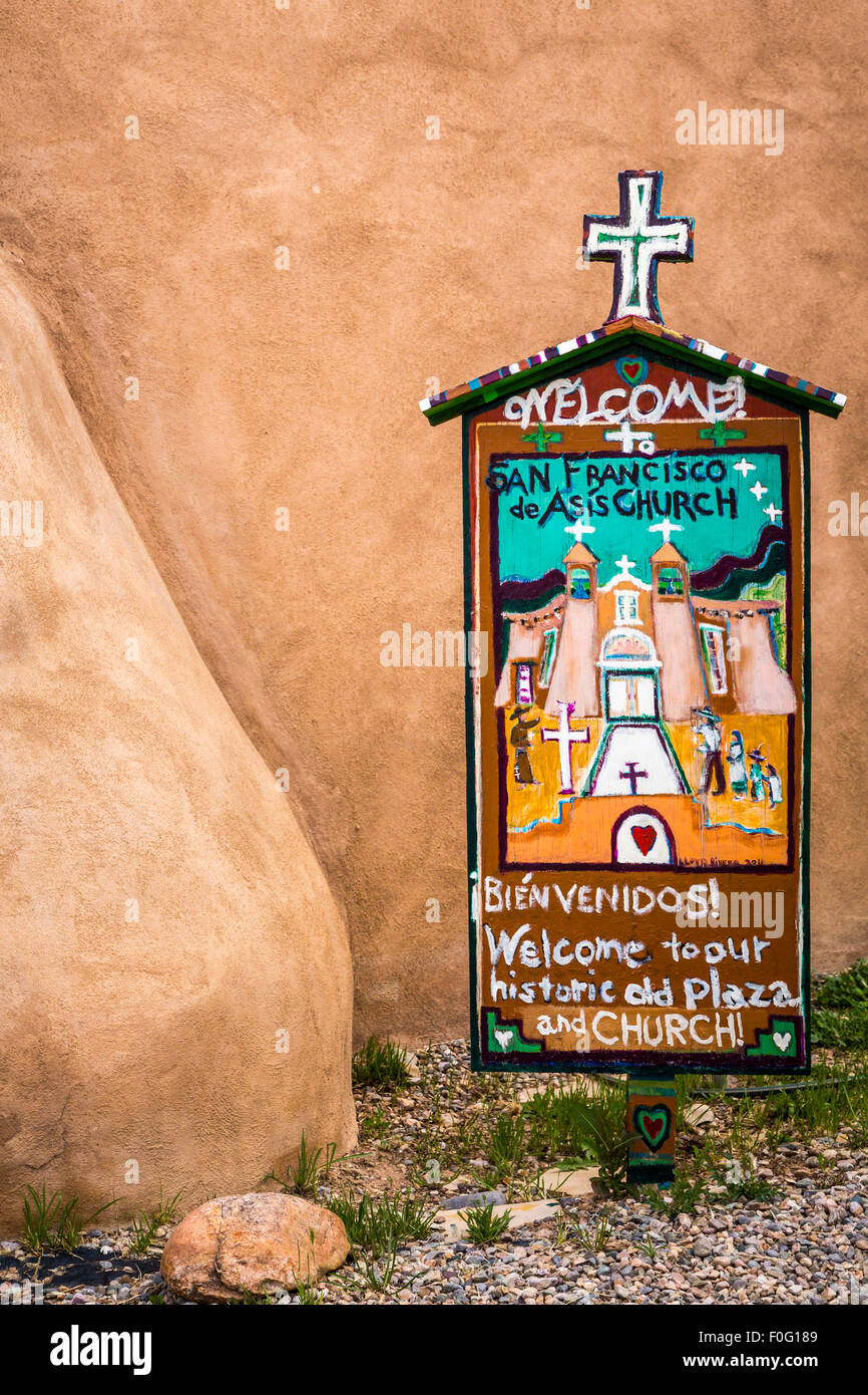 Des Besuchers Center Schild an der Kirche San Francisco de Asis Mission in Rancho de Taos, New Mexico, USA. Stockfoto