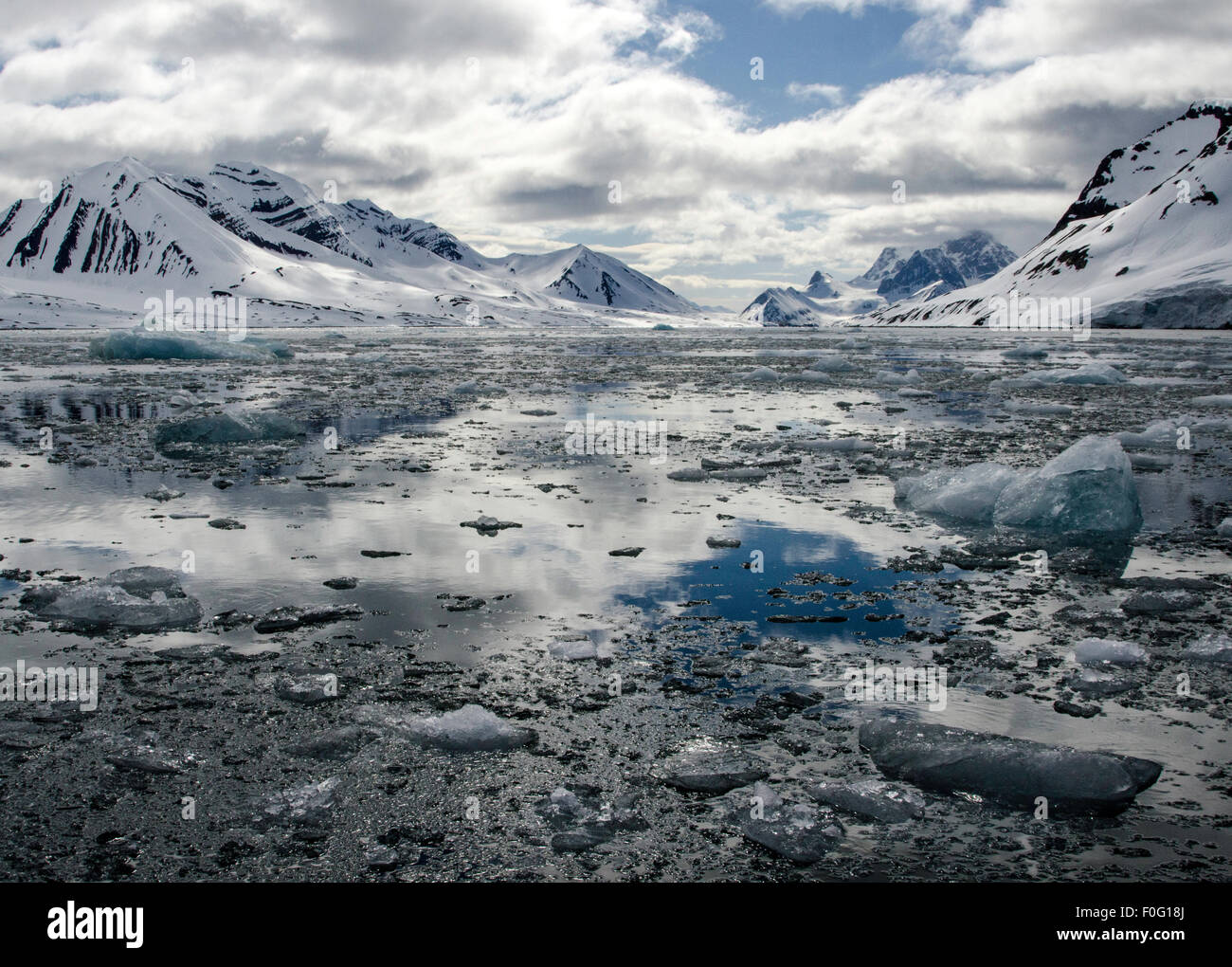 Packeis mit Bergen im Hintergrund Svalbard Spitzbergen Norwegen Polarkreis Skandinavien Stockfoto