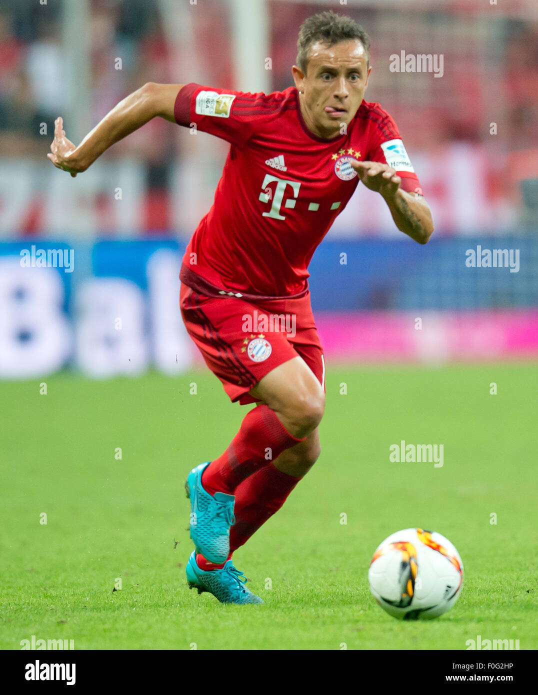 München, Deutschland. 14. August 2015. Münchens Rafinha in Aktion während der deutschen Fußball-Bundesliga-Fußball match zwischen Bayern München und dem Hamburger SV in der Allianz Arena in München, 14. August 2015. Foto: SVEN HOPPE/Dpa/Alamy Live News Stockfoto