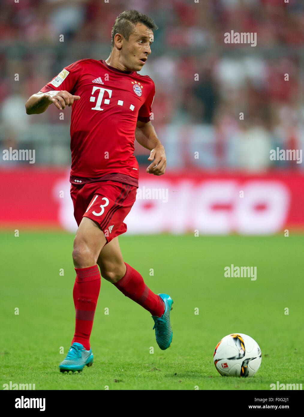 München, Deutschland. 14. August 2015. Münchens Rafinha in Aktion während der deutschen Fußball-Bundesliga-Fußball match zwischen Bayern München und dem Hamburger SV in der Allianz Arena in München, 14. August 2015. Foto: SVEN HOPPE/Dpa/Alamy Live News Stockfoto