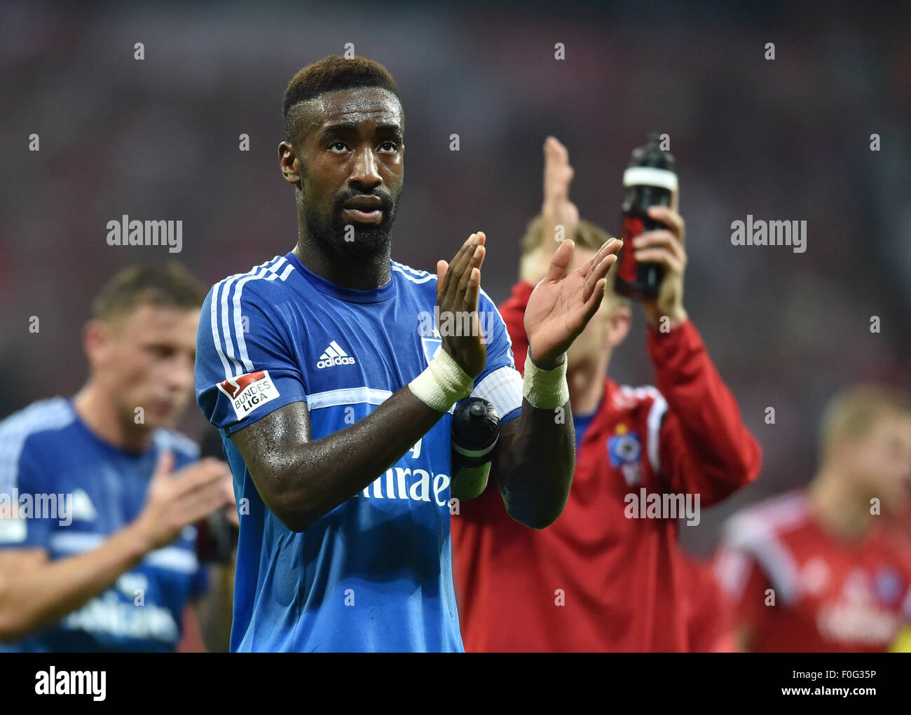 München, Deutschland. 14. August 2015. Hamburgs Johan Djourou nach dem deutschen Bundesliga Fußballspiel zwischen Bayern München und dem Hamburger SV in der Allianz Arena in München, 14. August 2015. Foto: PETER KNEFFEL/Dpa/Alamy Live News Stockfoto