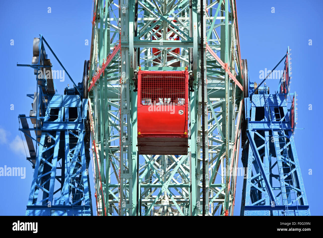 Ein sich bewegendes rotes Auto auf das Wonder Wheel in Coney Island, Brooklyn, New York Stockfoto