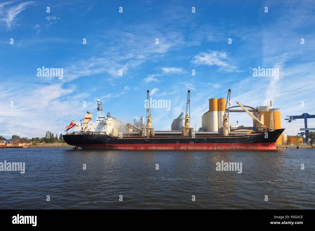 Korn-Schiff im Hafen von Danzig geladen wird. Stockfoto