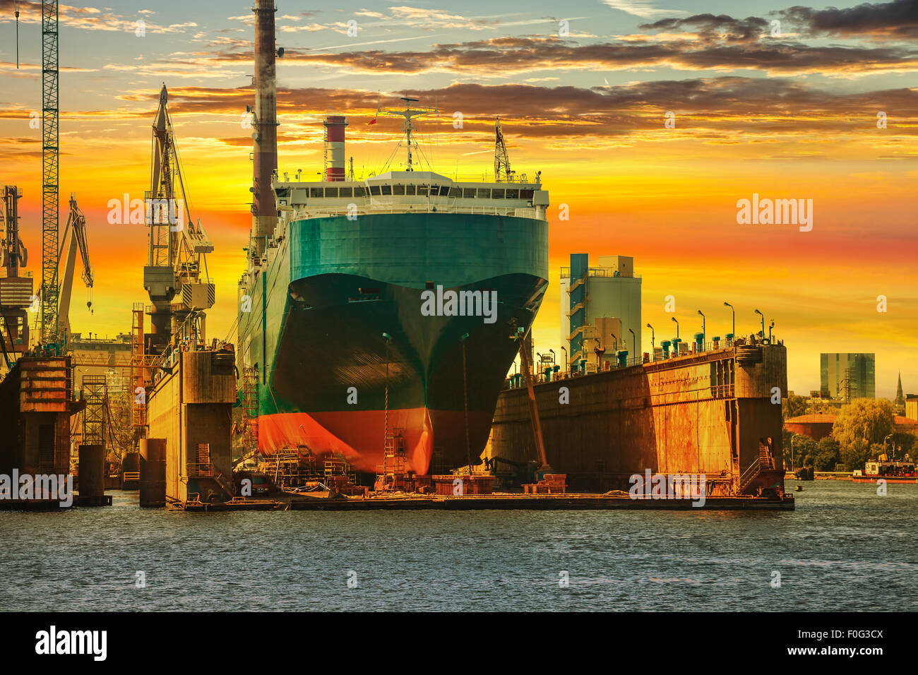 Schiff im Trockendock repariert bei Sonnenuntergang in Danzig, Polen. Stockfoto