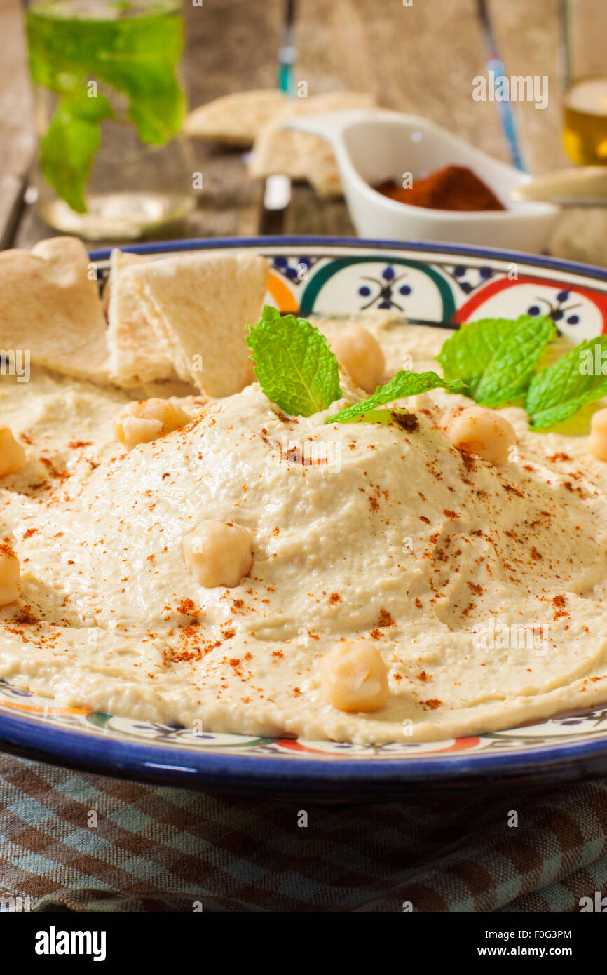Frische libanesische Humus für Dip mit Pita-Brot Stockfoto