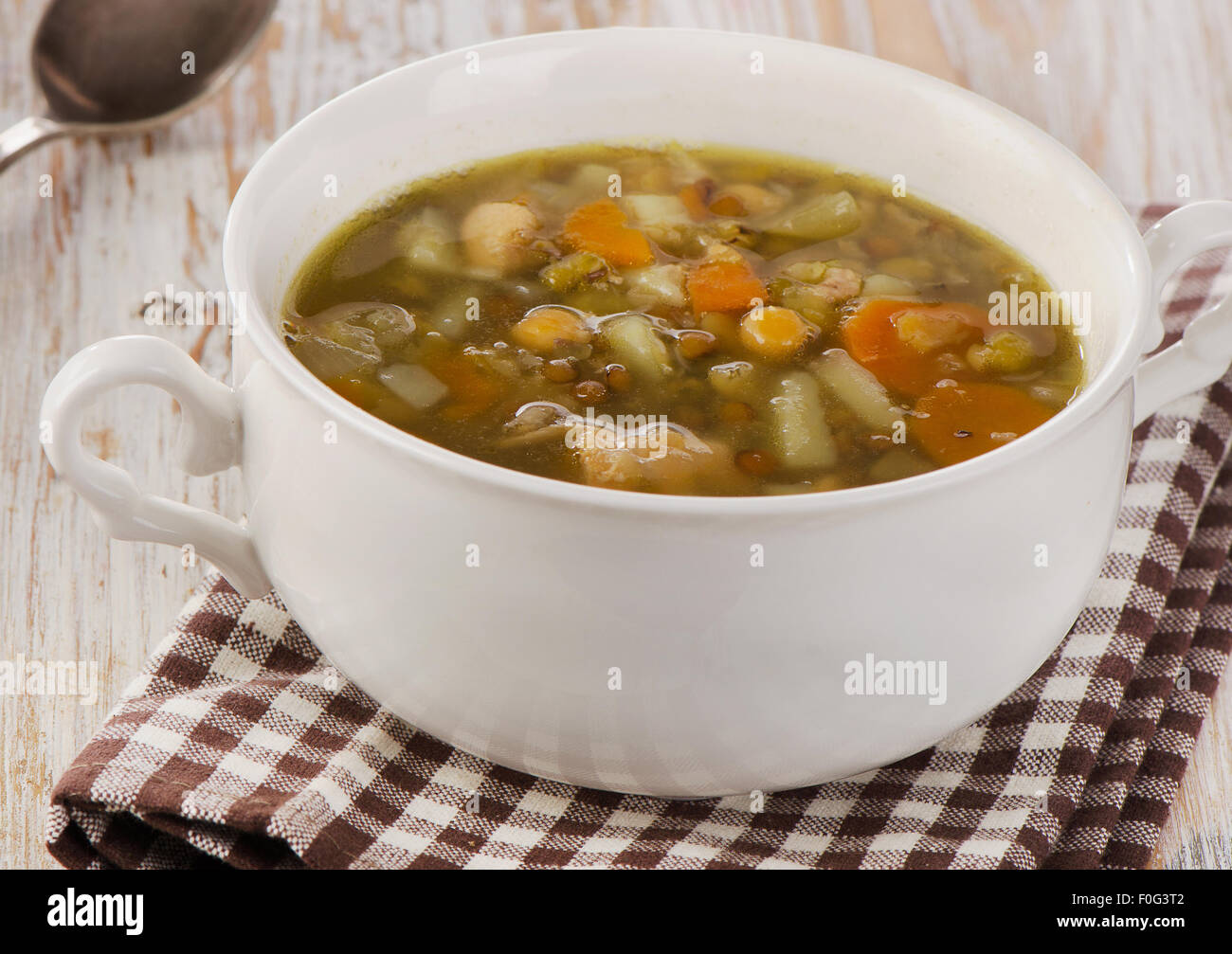 Weißen Teller Suppe mit Linsen, Bohnen, Huhn und Gemüse. Selektiven Fokus Stockfoto