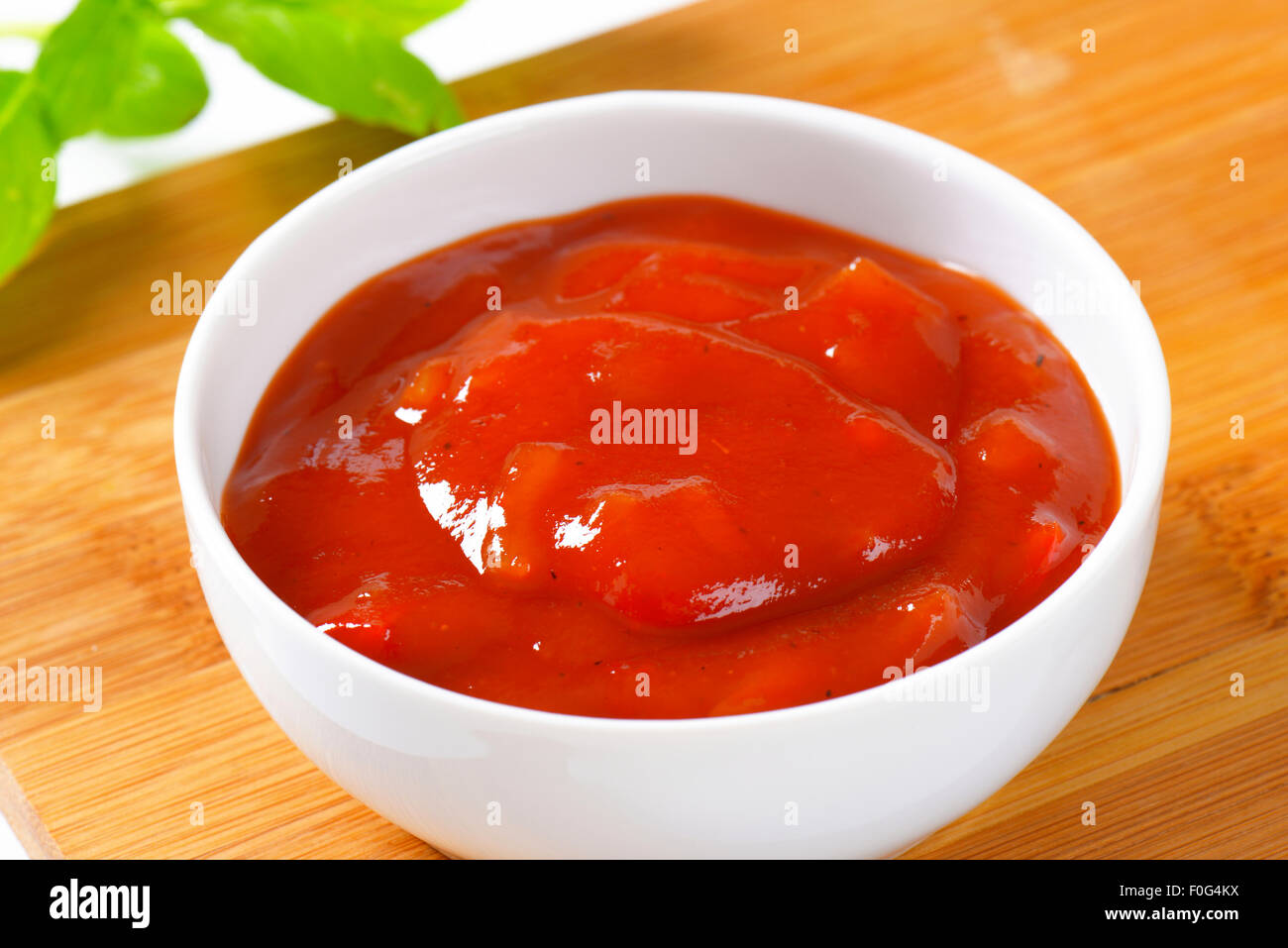Tomatensauce mit Peperoni, Knoblauch und Zwiebeln Stockfoto
