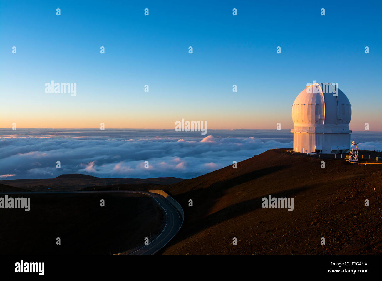 Keck-Observatorium auf dem Mauna Kea, auf 14.000 Fuß auf der big Island von Hawaii während des Sonnenuntergangs. Stockfoto