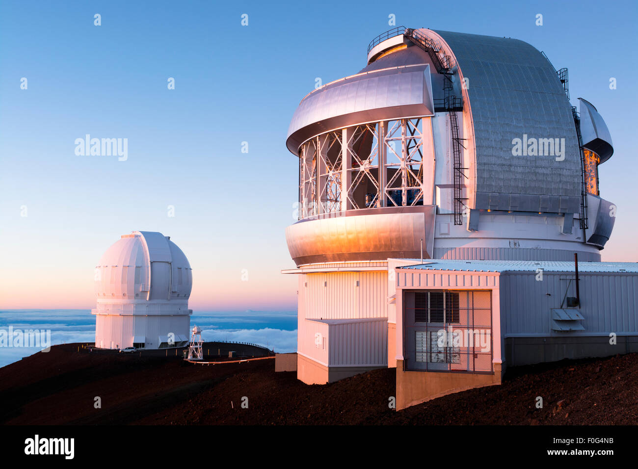 Keck-Observatorium auf dem Mauna Kea, auf 14.000 Fuß auf der big Island von Hawaii während des Sonnenuntergangs. Stockfoto