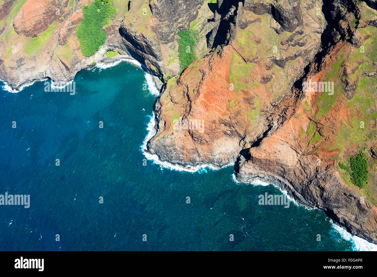 Eine Luftaufnahme der Na Pali Küste auf Kauai Hawaii in einem lebendigen, sonnigen Tag zeigt die satten Farben der malerischen Küste. N Stockfoto
