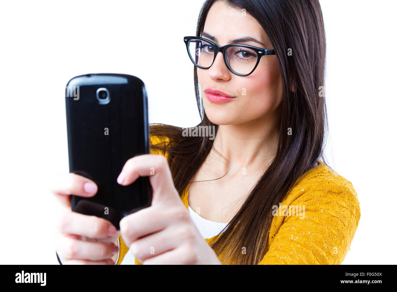 Niedliche Brünette Frau nehmen Foto von sich selbst. Isoliert. Stockfoto