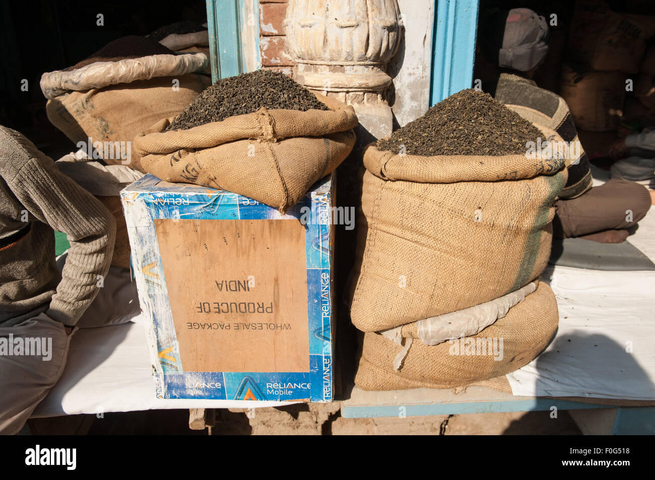 Amritsar, Punjab, Indien. Tee-Verkäufer auf der Straße in der Nähe von den goldenen Tempel; Tee in Jutesäcke auf traditionelle Teekisten markiert "Großhandel Paket produzieren Indiens". Stockfoto
