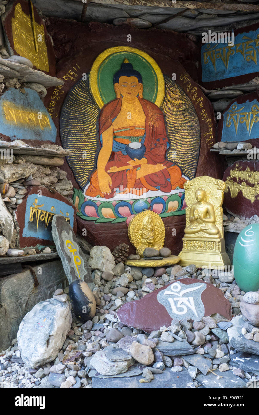 Dharamsala Himachal Pradesh, Indien. Ein buddhistischer Schrein auf dem Gelände des Norbulingka Tibetan Institute. Stockfoto