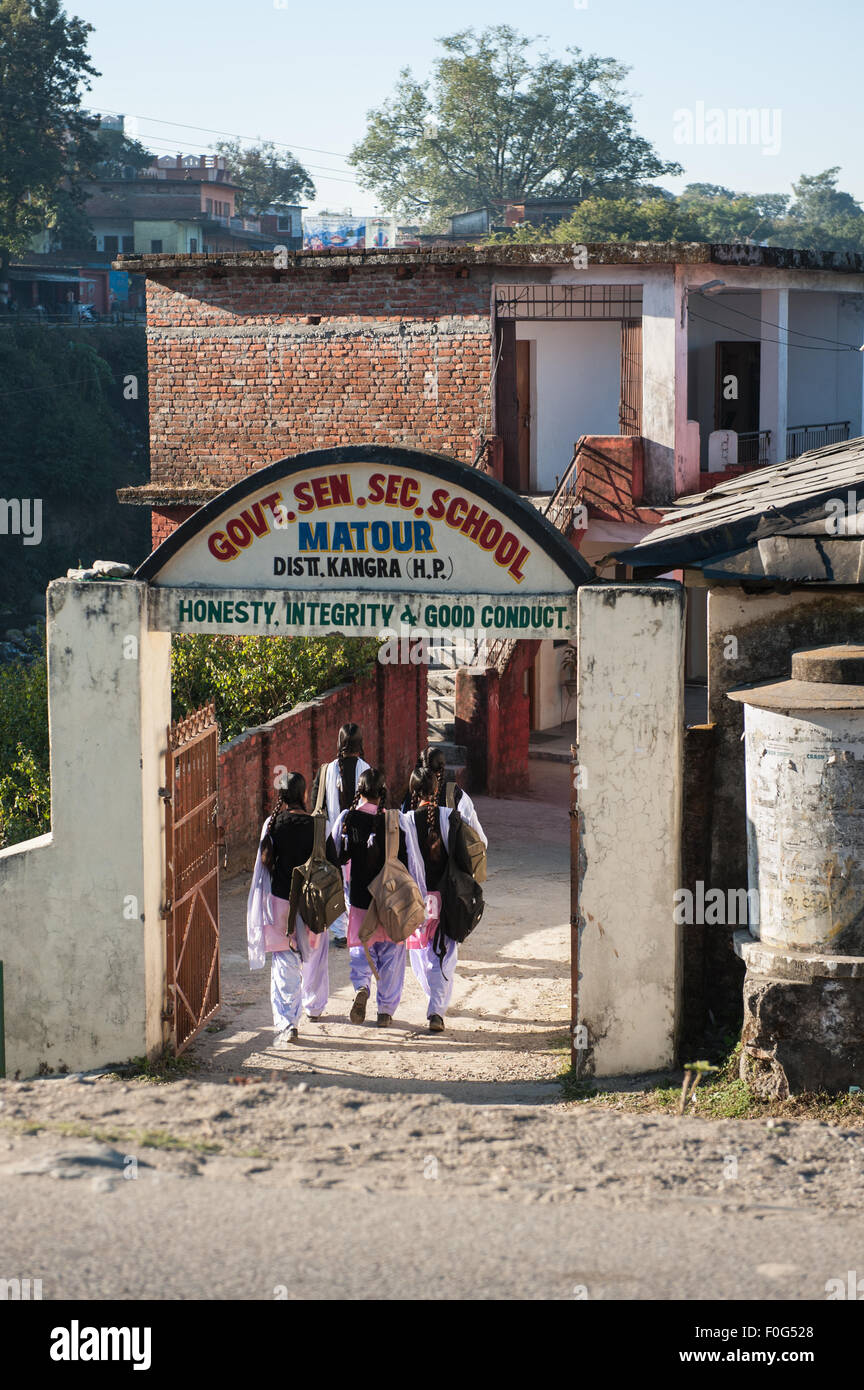 Himachal Pradesh, Indien. Regierung Senior Secondary School, Matour zwischen Dharamsala und Shimla. Stockfoto