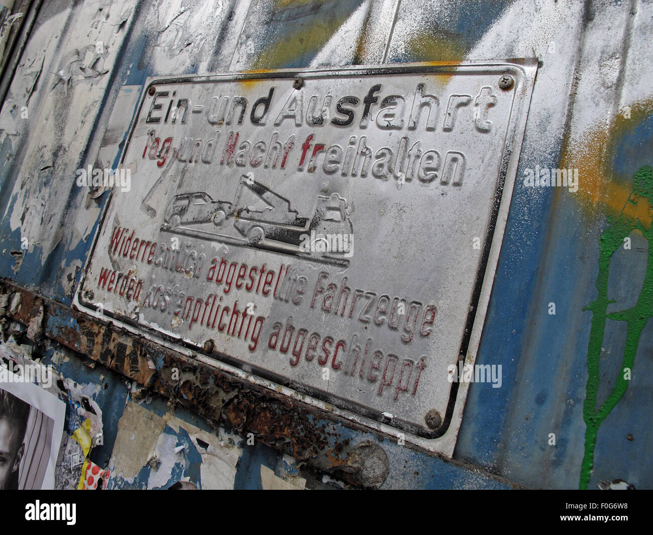 Berlin-Mitte, Streetart an Wänden, Deutschland Ein-Und Ausfahrt Zeichen mit Graffiti besprüht Stockfoto