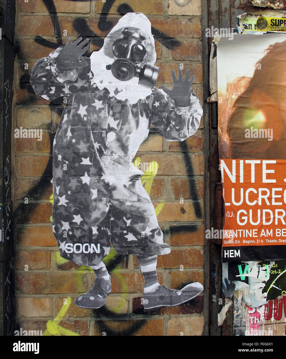 Berlin-Mitte, Streetart an Wänden, Deutschland - Ronald McDonald mit Gasmaske Stockfoto