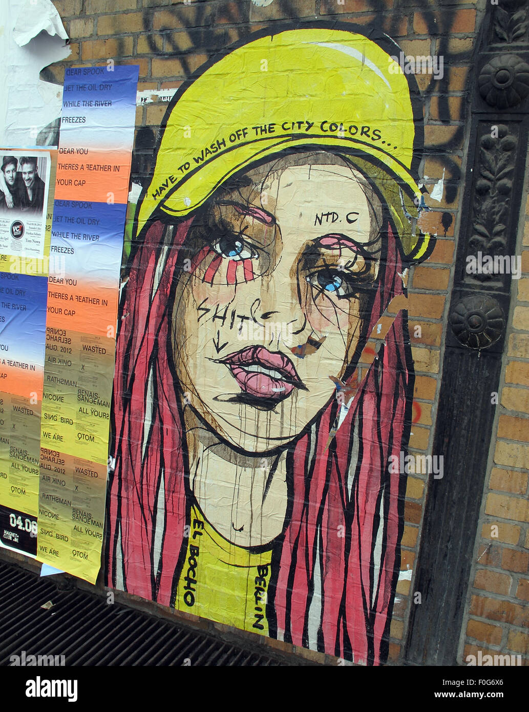 Mädchen Grafitti auf eine Berliner Mauer, Straßenkunst, Deutschland, haben die Stadtfarben abwaschen Stockfoto