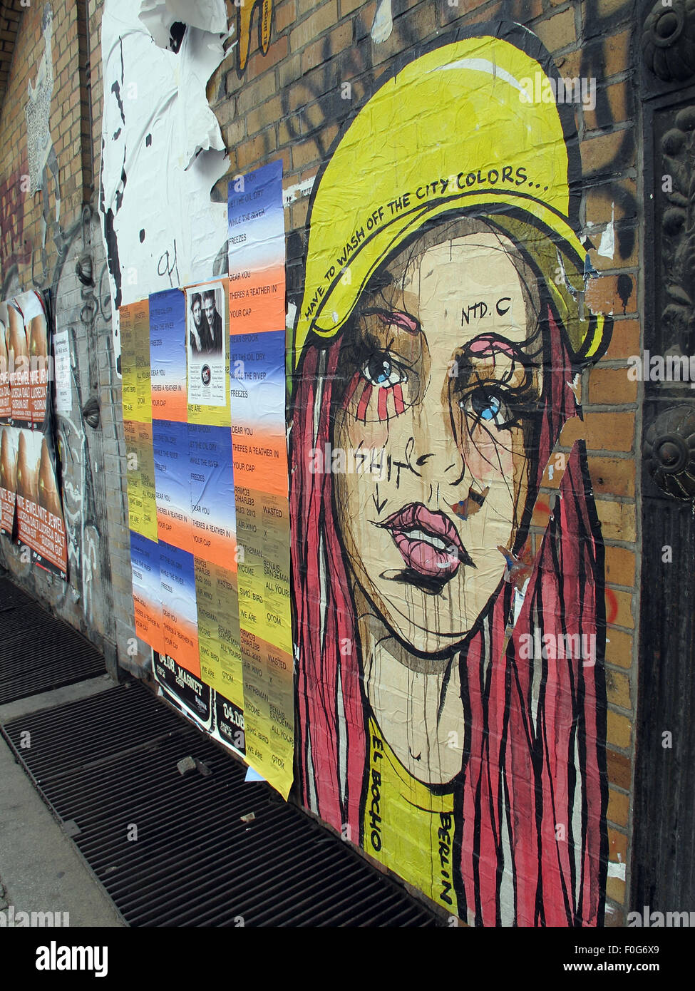 Mädchen-Graffiti auf einer Berliner Mauer, Straßenkunst, Deutschland Stockfoto
