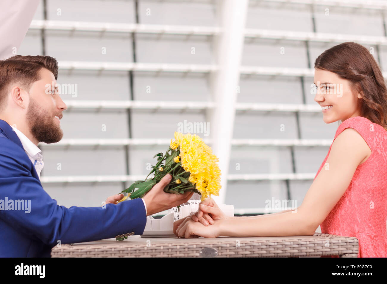 Gut aussehender Mann zu seiner Freundin Blumen schenken Stockfotografie -  Alamy